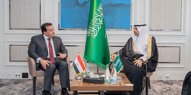 وزير الصحة يلتقي نظيره السعودي لمناقشة الموقف التنفيذي لمشروعات التعاون بين البلدين في القطاع الصحي