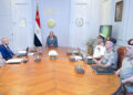 السيسي يجتمع بوزير النقل وقائد القوات البحرية