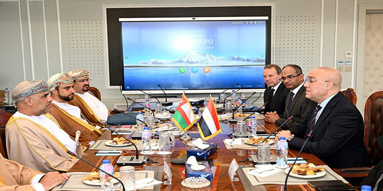 وزير الإسكان العماني يلتقى مسئولى شركات التطوير العقاري لعرض الفرص الاستثمارية المتاحة بالسلطنة