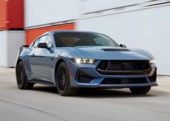 رينو تطلق أول حافلة “بدون سواق” بمساعدة صينية