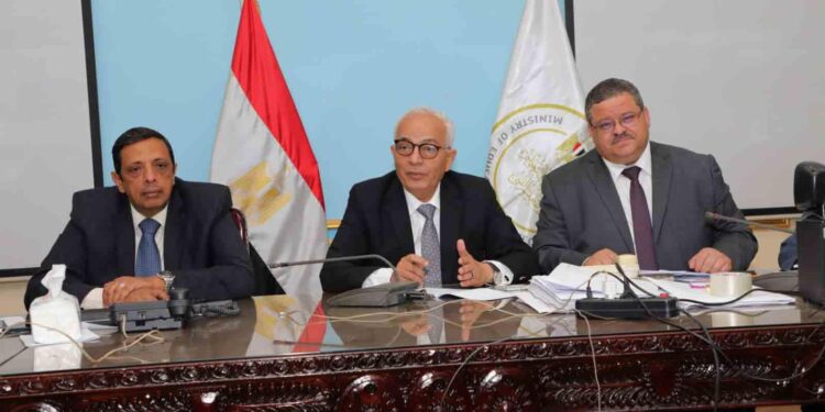 وزير التربية والتعليم يتابع سير امتحانات الدبلومات الفنية من غرفة العمليات الرئيسية