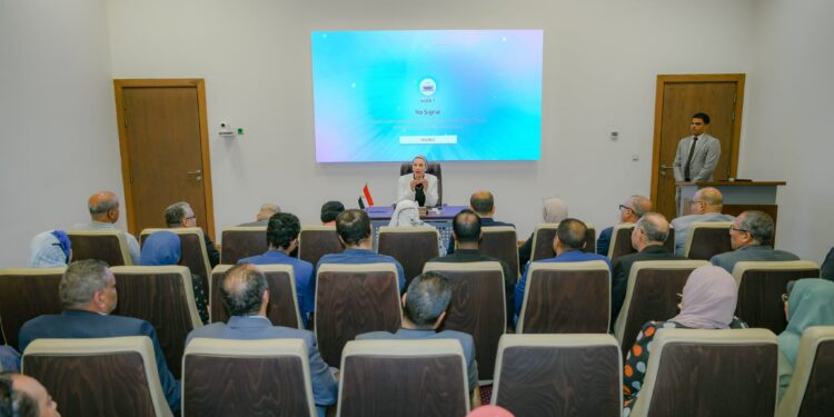 وزيرة البيئة تجتمع بالعاملين بجهاز تنظيم إدارة المخلفات