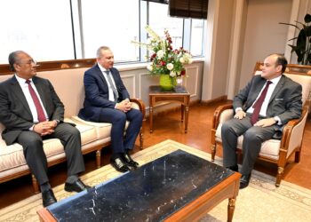 وزير التجارة يبحث مع رئيس صندوق التنمية الحضرية سبل تحقيق التنمية الصناعية بمنطقة الحرف