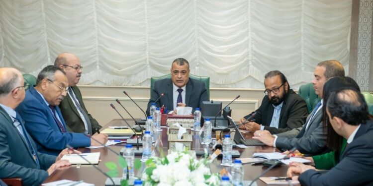 وزير الإنتاج الحربي يبحث إمكانية التعاون مع مجموعة “أداني” الهندية