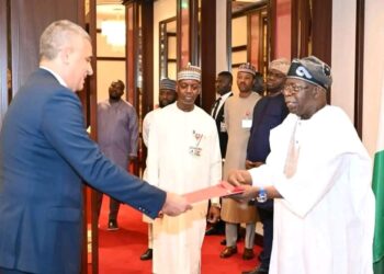 سفير مصر لدى نيجيريا الاتحادية يقدم أوراق اعتماده