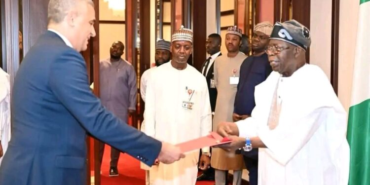 سفير مصر لدى نيجيريا الاتحادية يقدم أوراق اعتماده