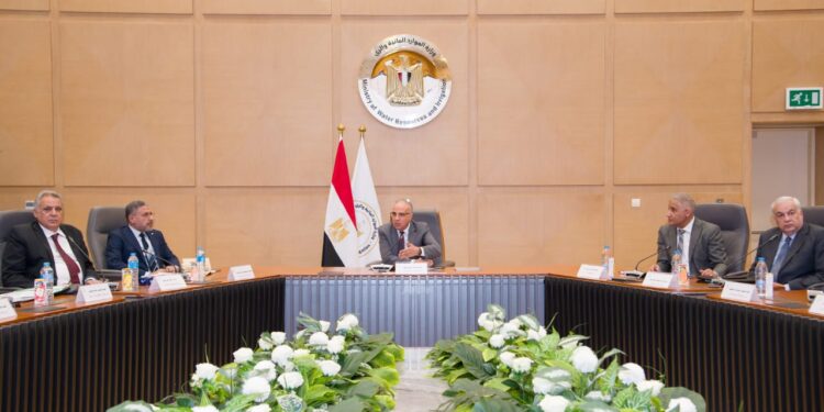 وزير الري: يجب قياس كميات المياه المسحوبة للاستخدامات الصناعية