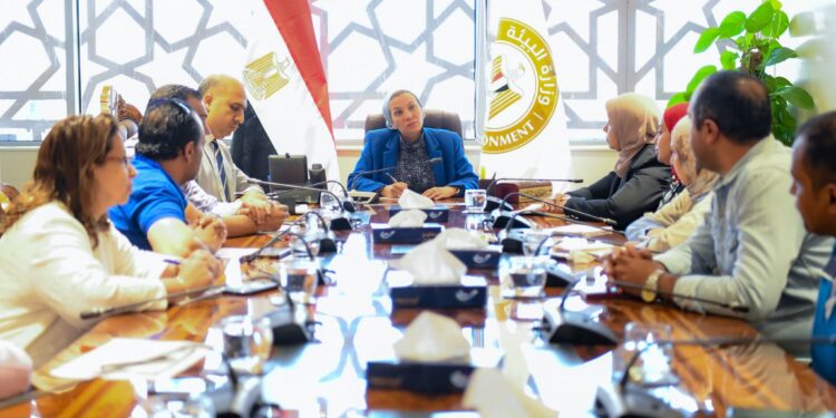 وزيرة البيئة تشكل ٥ مجموعات عمل لتقييم عمل منظومة المخلفات