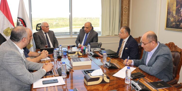 وزير قطاع الأعمال يبحث مع محافظ بورسعيد مستجدات الأعمال والتعاون فى استثمار الأصول المملوكة للشركات