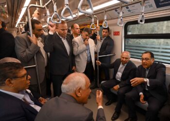 مدبولي يستقل عربات المترو بين محطتي “جامعة القاهرة” و”التوفيقية”