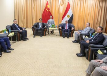 رئيس اقتصادية قناة السويس يلتقي بوفد رفيع المستوى من مدينة تيانجين الصينية