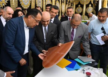 رئيس الوزراء يتفقد مصانع شركة “روبكس العالمية” لتصنيع البلاستيك والاكريليك