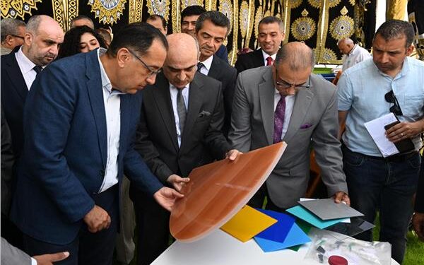 رئيس الوزراء يتفقد مصانع شركة “روبكس العالمية” لتصنيع البلاستيك والاكريليك