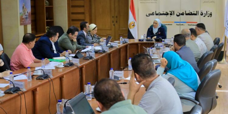 وزيرة التضامن الاجتماعي تترأس الاجتماع الأول للجنة إسكان الأبناء خريجي دور الأيتام فى تشكيلها الجديد