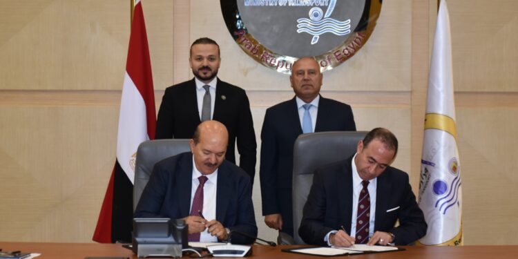 وزير النقل يشهد توقيع مذكرة تفاهم لانشاء أول مشروع من نوعه فى مصر لتخريد السفن بميناء دمياط