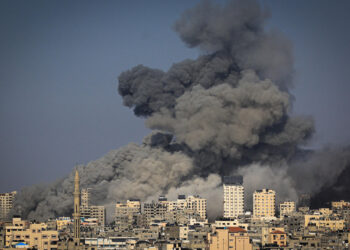 الفرار من الموت إلى المجهول.. آلة القتل الإسرائيلية لا ترحم النساء والأطفال في غزة