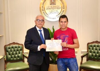 وزير التربية والتعليم يكرم أحد الطلاب المبتكرين بالتعليم الفنى لتصميم وتنفيذ طاهى شمسى
