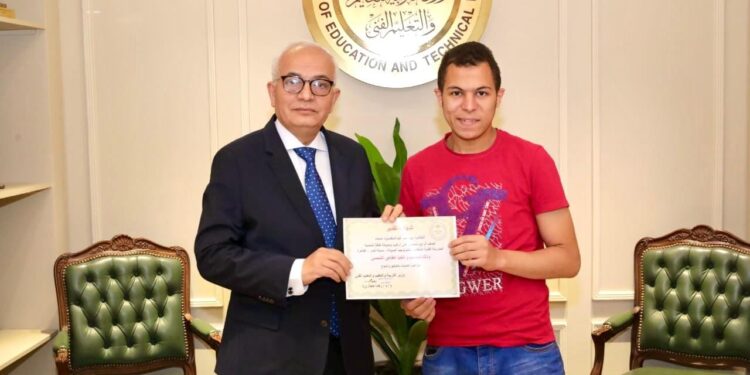 وزير التربية والتعليم يكرم أحد الطلاب المبتكرين بالتعليم الفنى لتصميم وتنفيذ طاهى شمسى