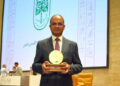 نائب وزير الإسكان يتسلم جائزة عبداللطيف الحمد التنموية عن مشروع مياه مصرف بحر البقر