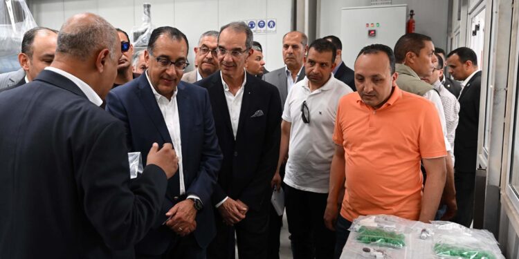 رئيس الوزراء يواصل جولاته في مصانع العاشر من رمضان