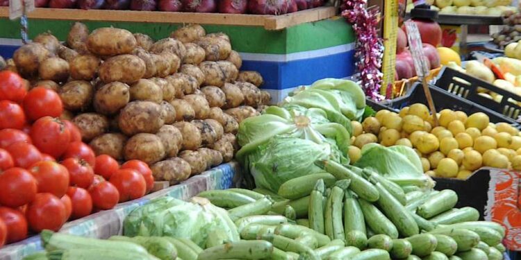 أسعار الخضار والفاكهة اليوم الإثنين