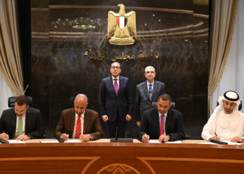 رئيس الوزراء يشهد توقيع محضر استلام الأرض لتنفيذ مشروع لإنتاج الكهرباء من طاقة الرياح غرب سوهاج