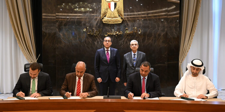 رئيس الوزراء يشهد توقيع محضر استلام الأرض لتنفيذ مشروع لإنتاج الكهرباء من طاقة الرياح غرب سوهاج