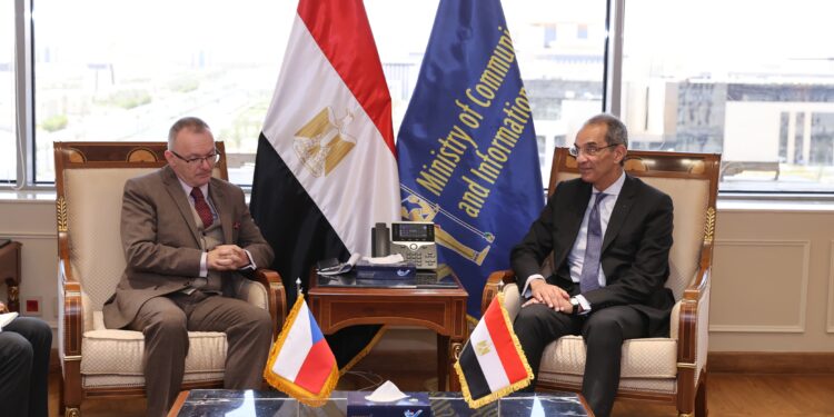 وزير الاتصالات يبحث مع سفير التشيك تعزيز التعاون فى الذكاء الاصطناعى والتعهيد