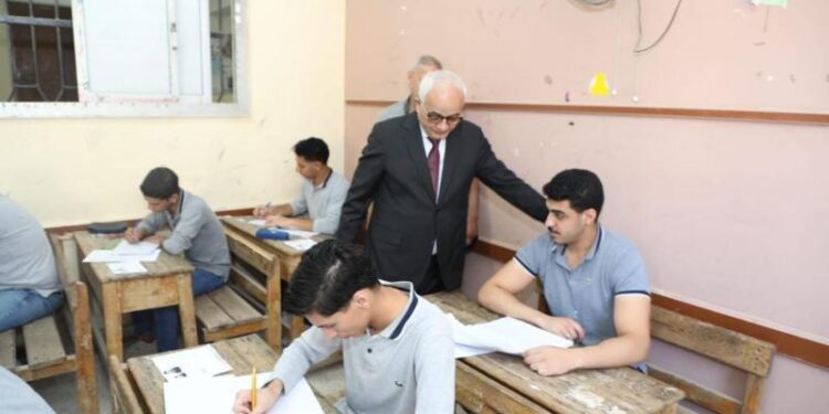وزير التربية والتعليم يتفقد امتحانات الدبلومات الفنية بالقاهرة بمدرسة الشهيد كريم أحمد عبد الفتاح الإعدادية بنات
