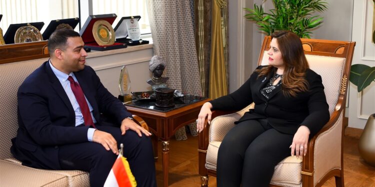 وزيرة الهجرة تلتقي أحد رموز الجالية المصرية بسويسرا للاستماع لأفكاره بشأن عدد من الشباب الخبراء المصريين بسويسرا