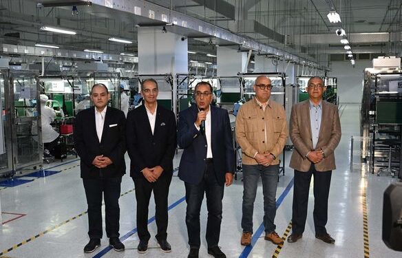رئيس الوزراء يعلن إنتاج أول سيارة مصنعة في مصر 2025