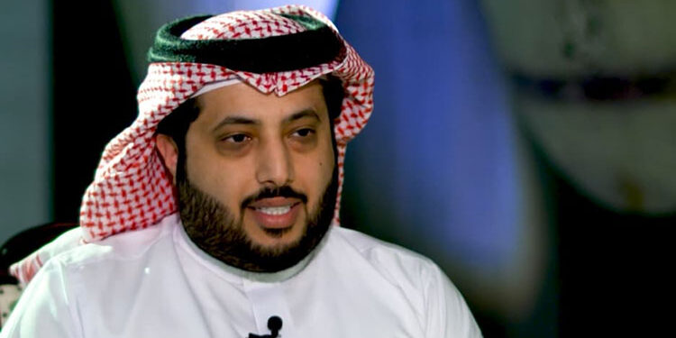 تركي آل الشيخ يدعو أسرتي فقيدتي الأهلي لأداء العمرة