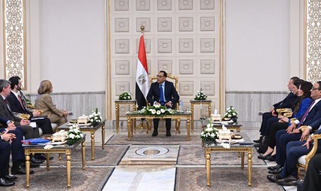 رئيس الوزراء يلتقي نائبة رئيس بنك الاستثمار الأوروبي