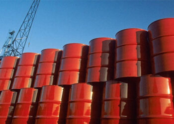 أسعار النفط تتراجع بعد ارتفاع كبير في مخزونات النفط الأمريكية