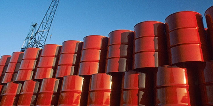 أسعار النفط تتراجع بعد ارتفاع كبير في مخزونات النفط الأمريكية