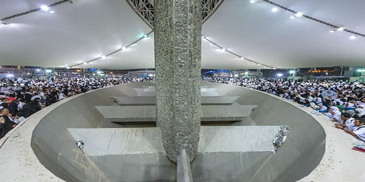 الحجاج يرمون جمرة العقبة الكبرى في مشعر منى