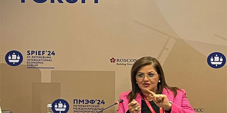 وزيرة التخطيط تشارك في جلسة بعنوان ” القيادة النسائية في الاستثمار “