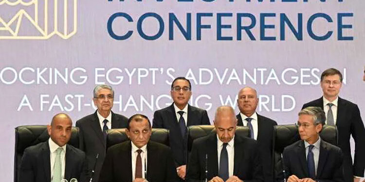 رئيس الوزراء يشهد توقيع الاتفاقية الخاصة بمشروع إنتاج الهيدروجين الأخضر بمنطقة جرجوب