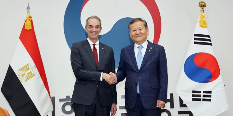 وزير الاتصالات يبحث تعزيز التعاون فى الحكومة الرقمية مع كوريا