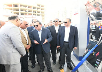 وزير البترول يفتتح محطتين جديدتين لتموين السيارات بالغاز الطبيعى فى محافظة السويس
