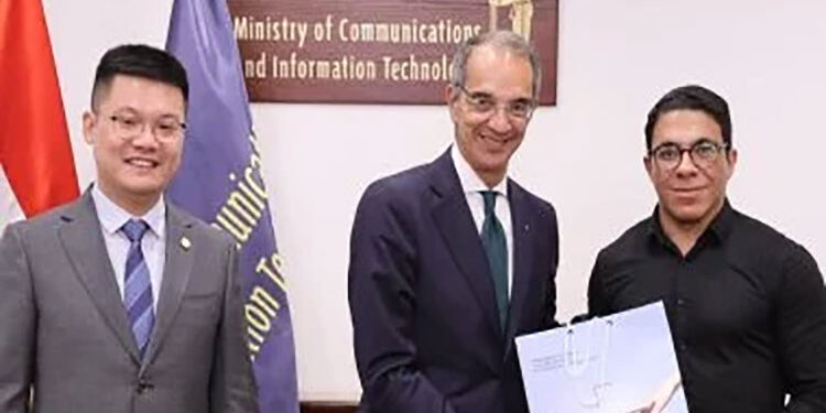 وزير الاتصالات يكرم الفائزين بمسابقة هواوى العالمية لتكنولوجيا المعلومات