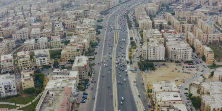 وزير الإسكان يتابع موقف مشروعات الطرق والمحاور الجاري تنفيذها بمدينة القاهرة الجديدة