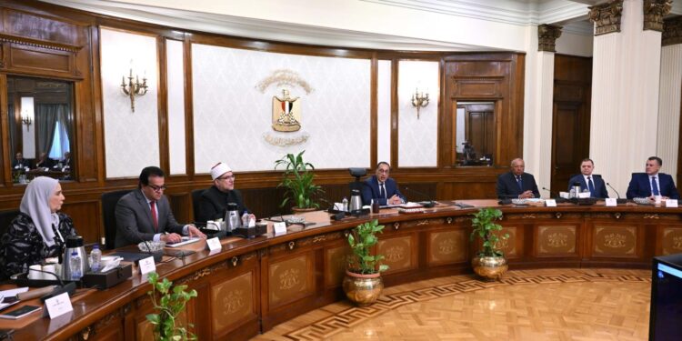 رئيس الوزراء يترأس اجتماع “خلية أزمة الحجاج”