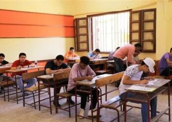 توافد الطلاب على لجان امتحانات الثانوية العامة وتفتيشهم بالعصا الإلكترونية