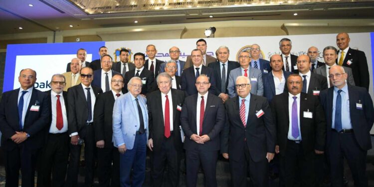 المحاسبين والمراجعين المصرية تكرم رئيس الرقابة المالية لمجهوداته في تطوير معايير المحاسبة