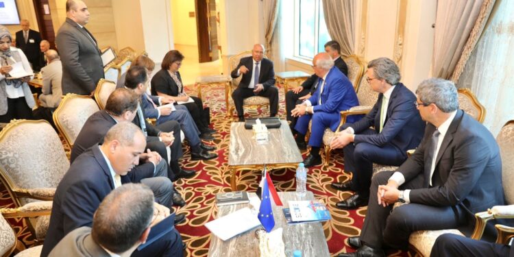 وزير النقل يبحث مع شركات ألمانية إنشاء مركز صيانة ماكينات حفر الأنفاق بمصر