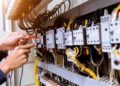 الحكومة تعلن زيادة فترة تخفيف أحمال الكهرباء لساعة إضافية اليوم وغدا فقط