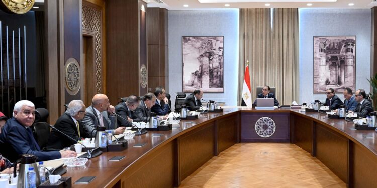 رئيس الوزراء يلتقي أعضاء المجلس التصديري وغرف الصناعات الكيماوية