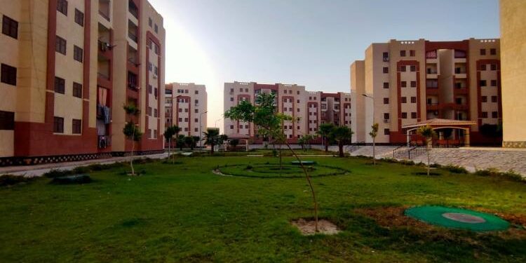 وزير الإسكان يتابع سير العمل بالمشروعات السكنية والتنموية بمدينة قنا الجديدة