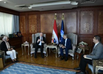 الفريق أسامة ربيع يستقبل سفير أستراليا لدى القاهرة للتعريف بالمشروعات التنموية بالقناة